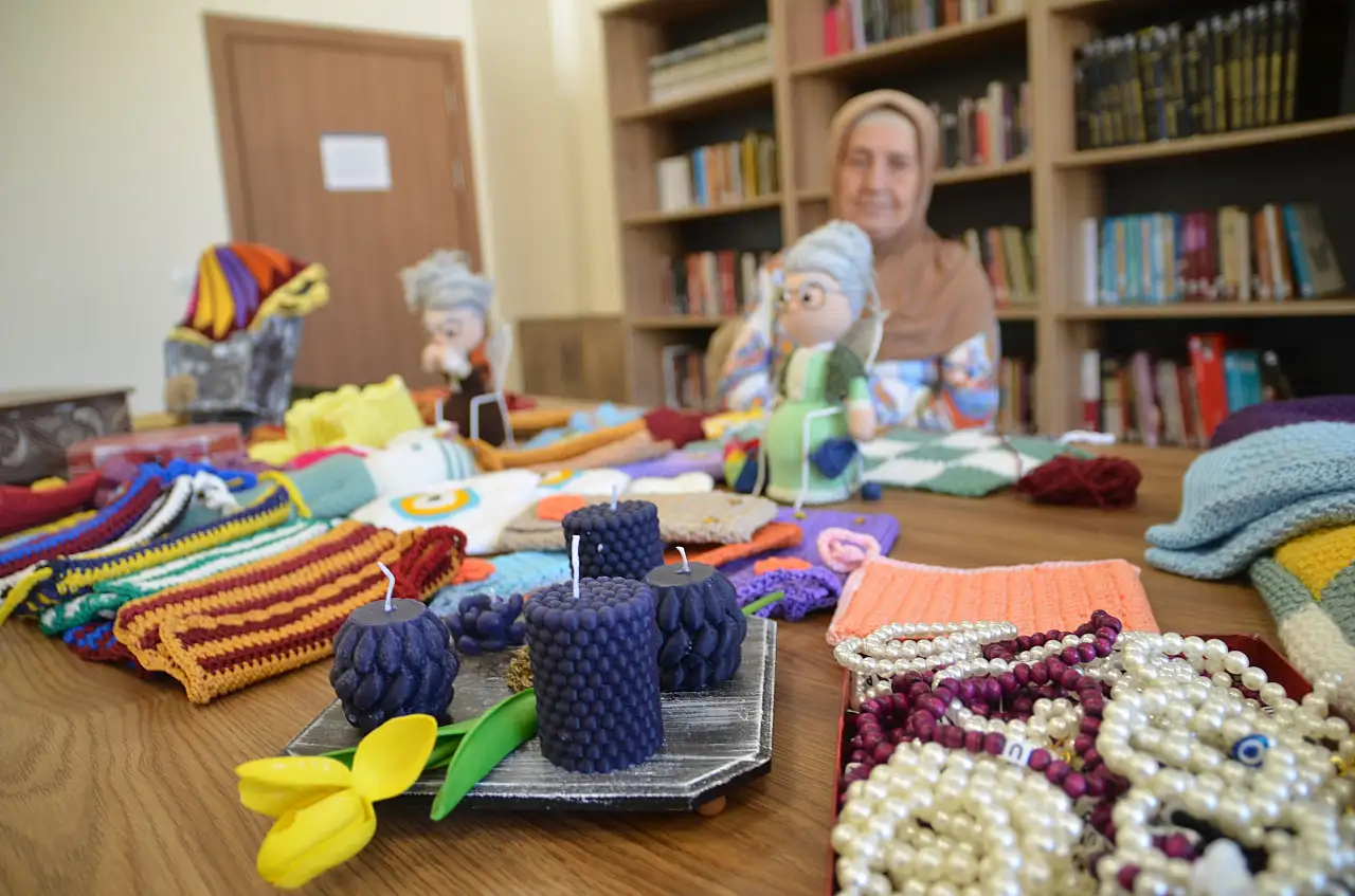 Konya'da 'örgücü bayan' olarak tanınıyor: Örgüleriyle huzurevine destek oluyor