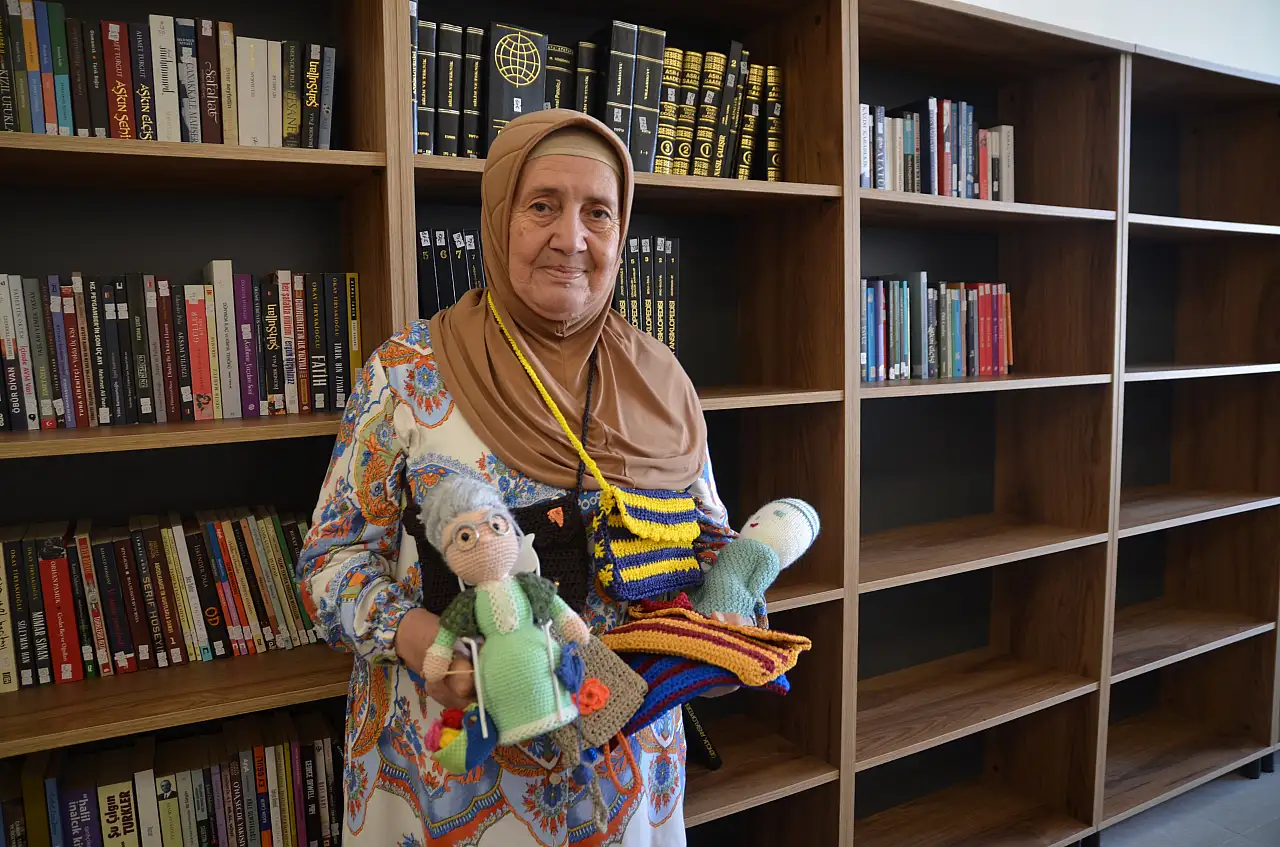 Konya'da 'örgücü bayan' olarak tanınıyor: Örgüleriyle huzurevine destek oluyor