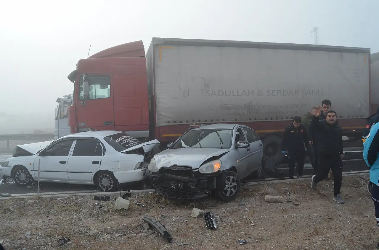 Konya yolundaki sis zincirleme kazaya neden oldu