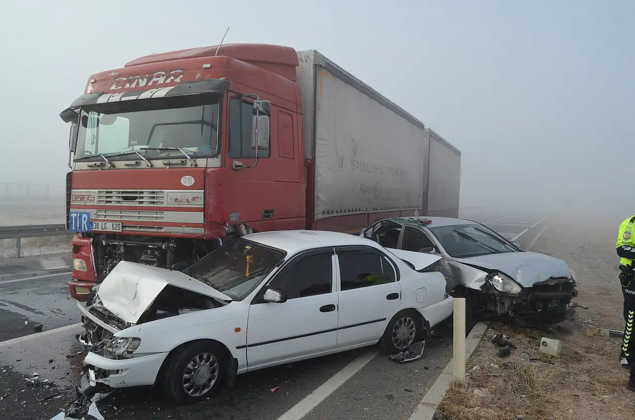 Konya yolundaki sis zincirleme kazaya neden oldu