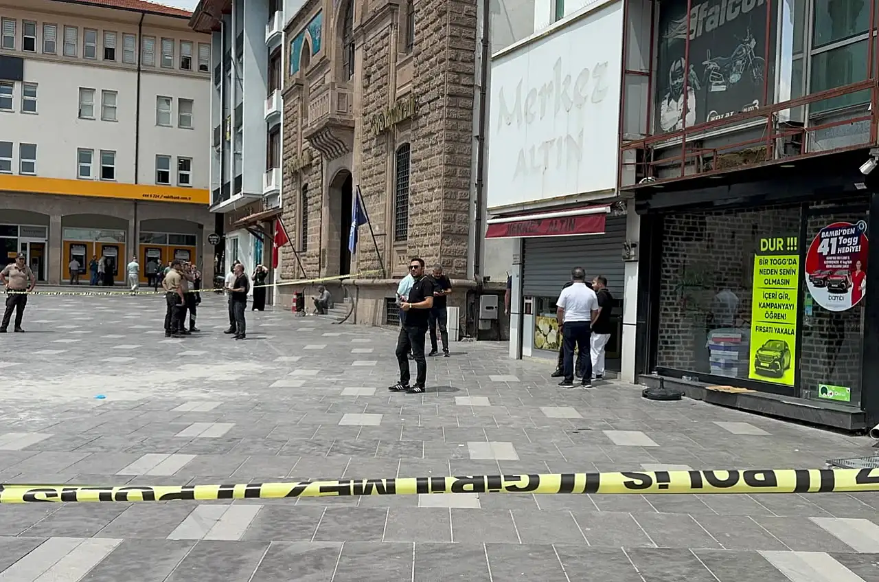 Konya'nın göbeğinde silahlı hesaplaşma! Kuyumcu ağır yaralandı