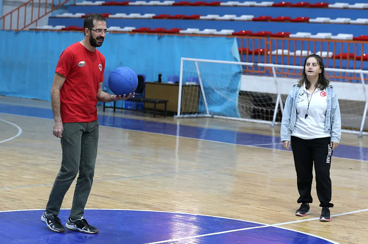 Konya'dan yükselen azim: Görme engelli sporculara antrenörlük yapıyor
