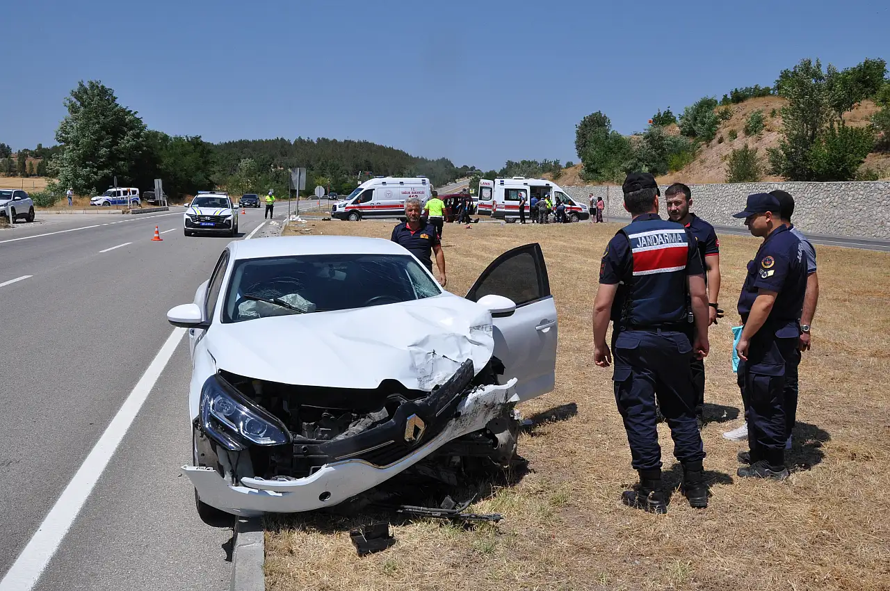 Hafif ticari araç ile otomobil çarpıştı: 10 kişi yaralandı
