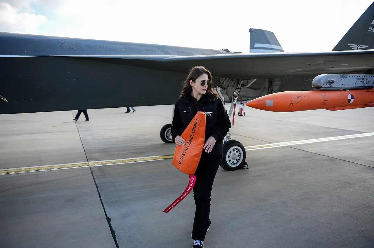 Türkiye'nin ilk insansız savaş uçağı KIZILELMA'ya kadın eli