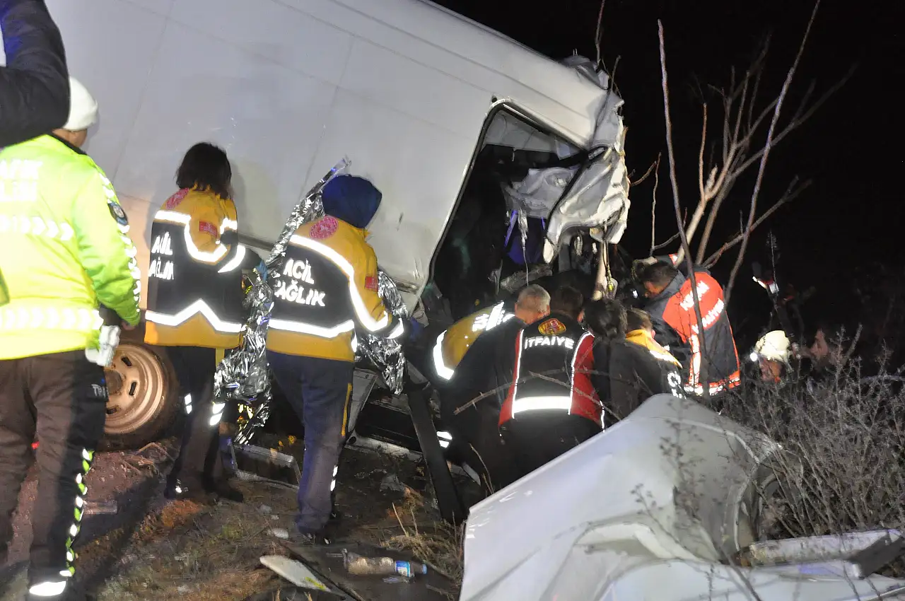 TIR'la çarpışan kamyonette facia yaşandı: 2 kişi hayatını kaybetti!