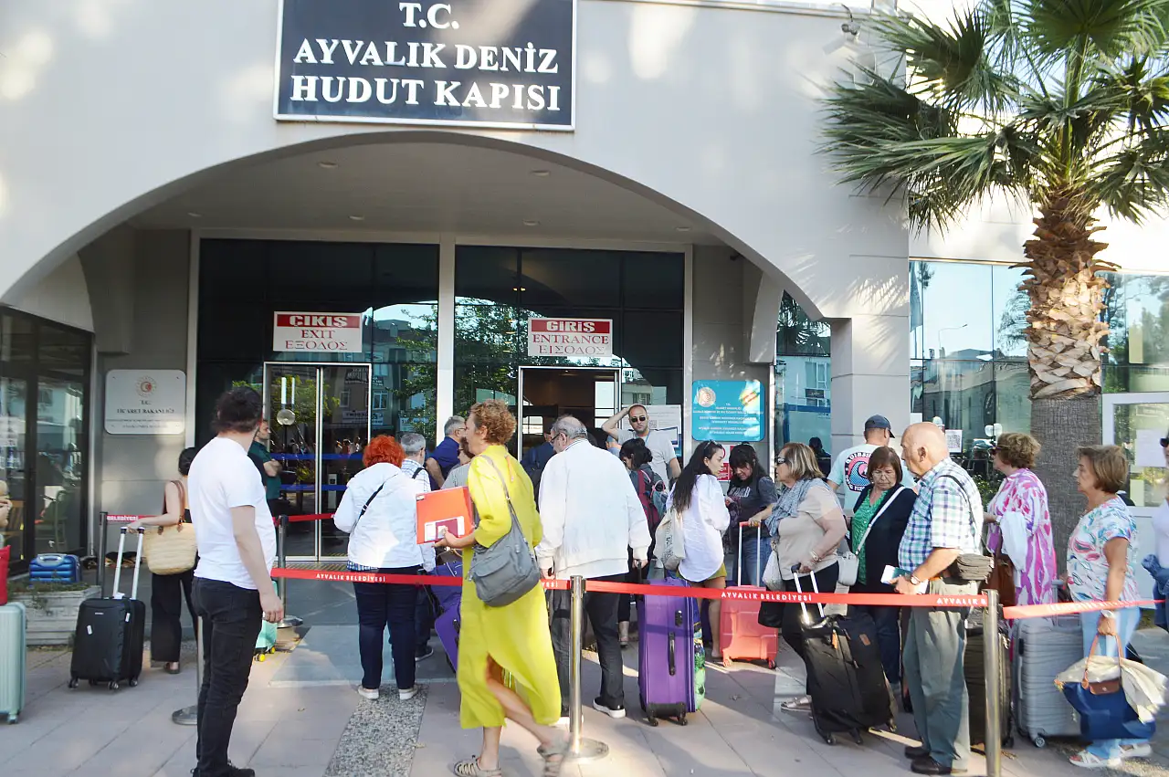 Midilli'ye feribot seferleri, bayram öncesi yoğun ilgiyle karşılanıyor