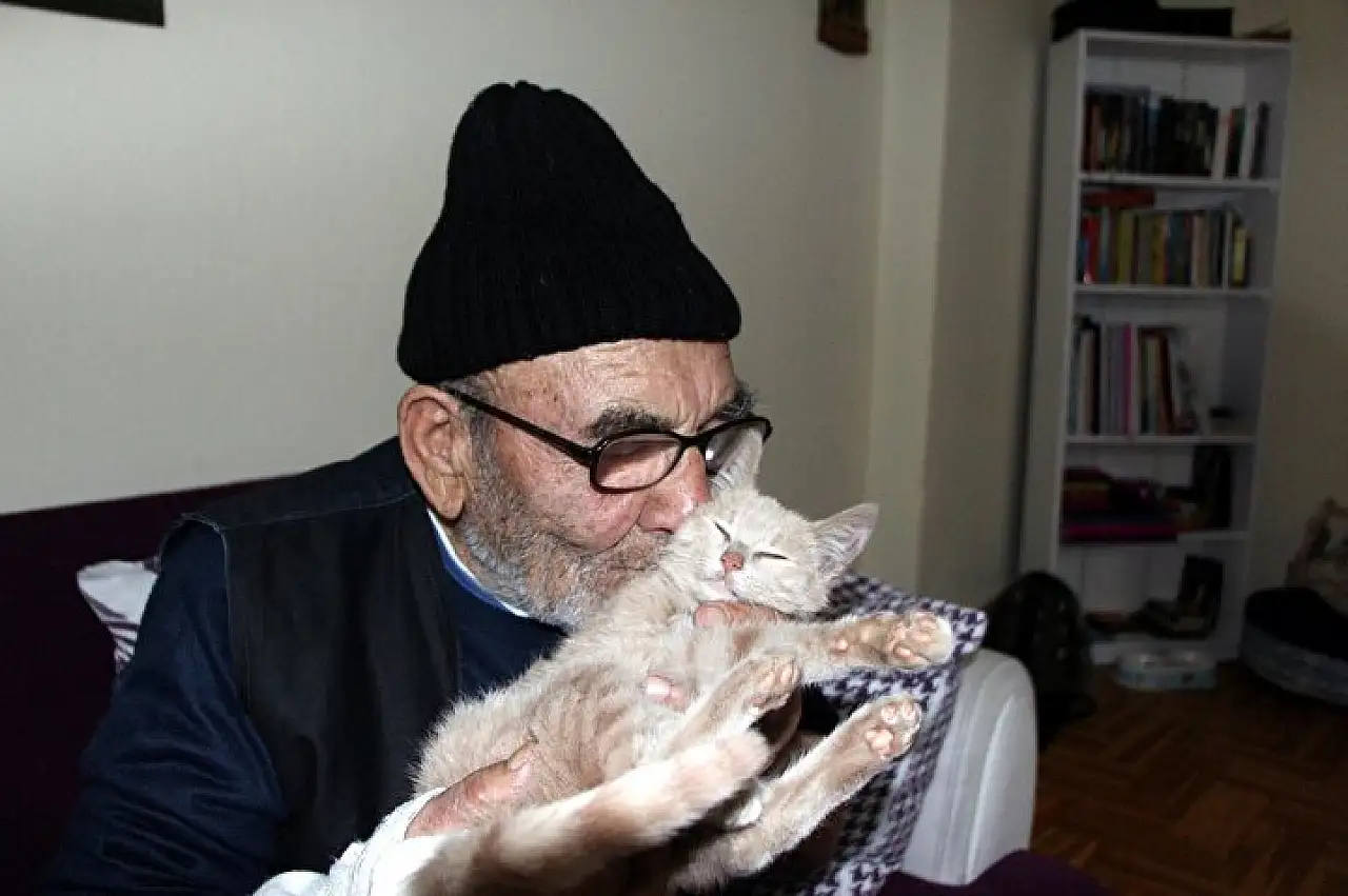 Yanan evinin önünde kedisine sarılıp ağlayan 'Ali dede' hayatını kaybetti