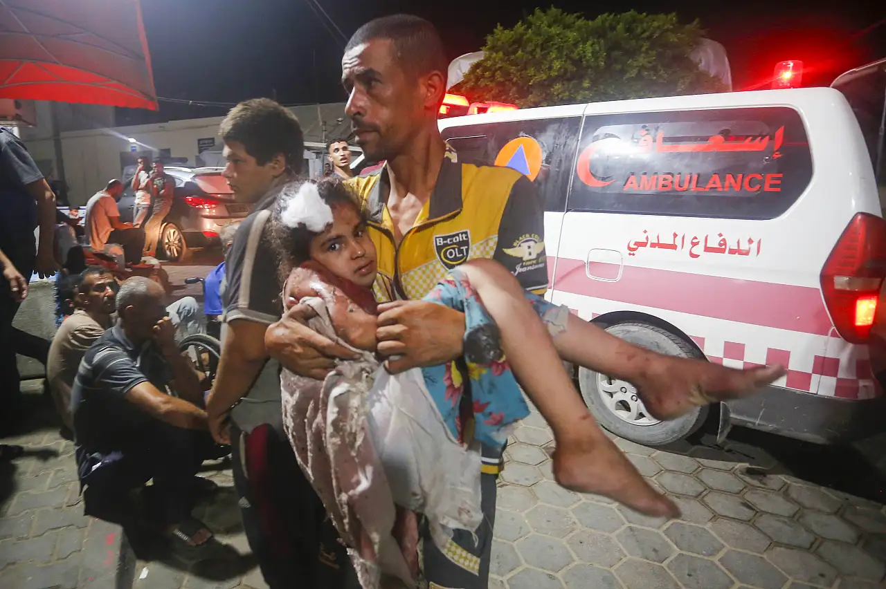 İsrail Gazze'deki Maghazi Mülteci Kampı'na Saldırdı