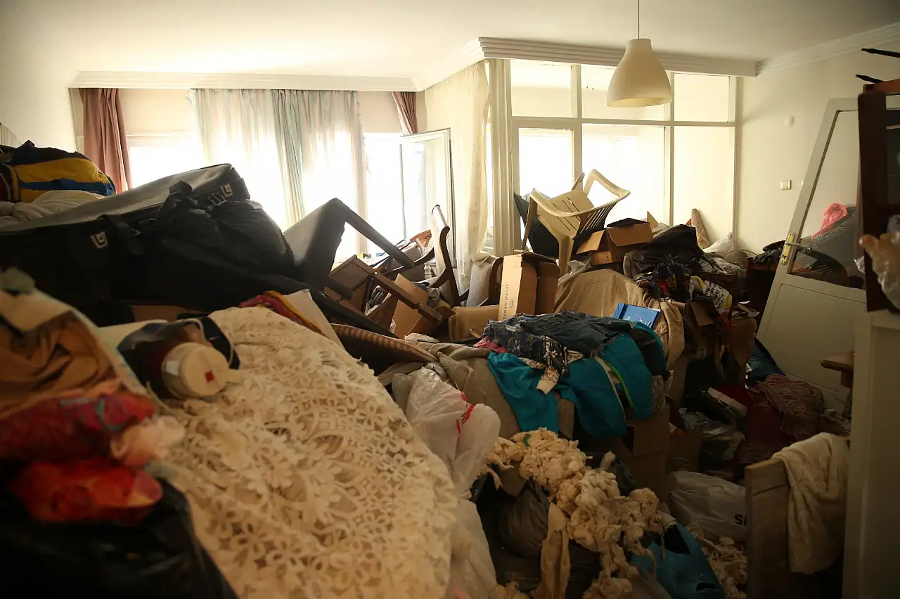 Bir evden 3 kamyon çöp çıkarıldı