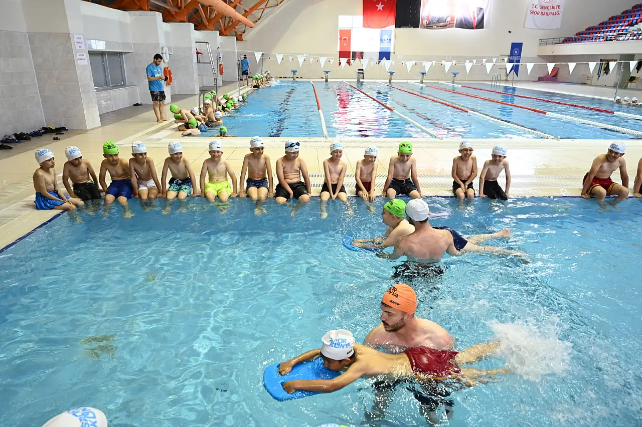Konya'da üçüncü sınıf öğrencilerine yüzme eğitimi