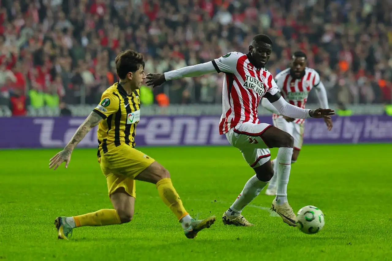 Samsunspor Avrupa'daki ilk yenilgisini AEK Atina karşısında aldı: 2-1