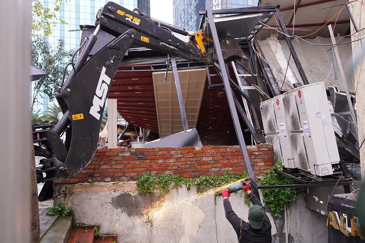 Zehirlenme iddialı kaçak işletmeye belediyeden yıkım kararı