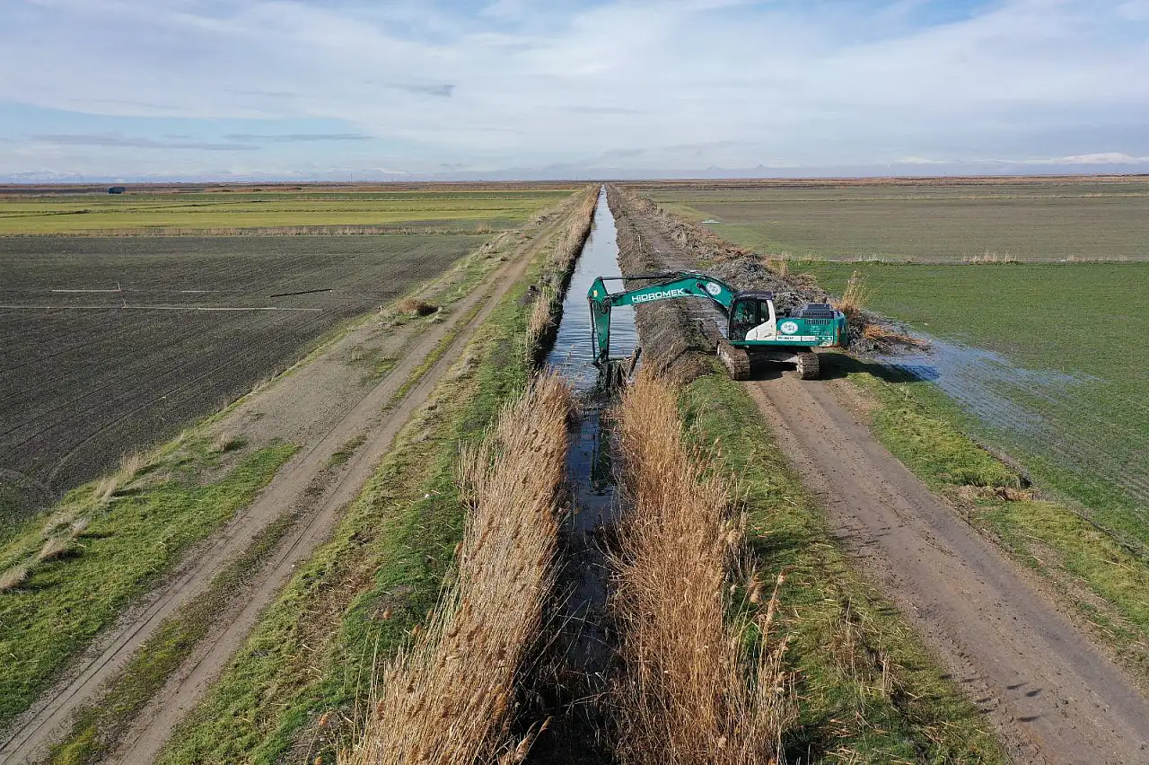 Konya'da sulama verimliliği için kanal temizliği sürüyor