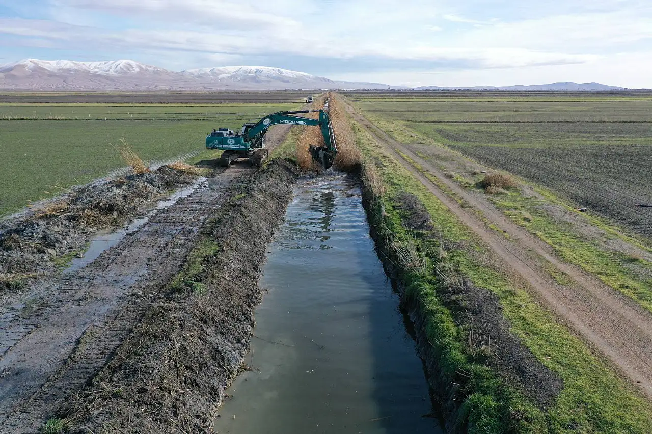 Konya'da sulama verimliliği için kanal temizliği sürüyor