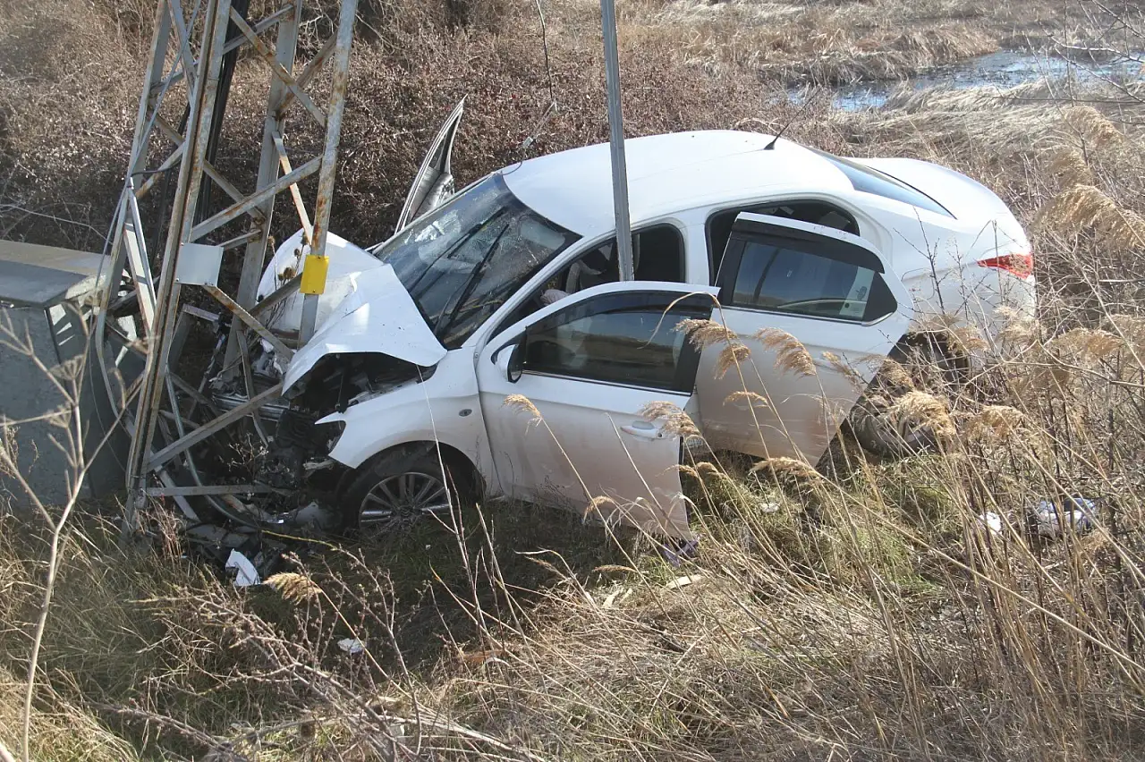 Konya'da korkutan kaza: Otomobil elektrik direğine saplandı, 3 kişi yaralı