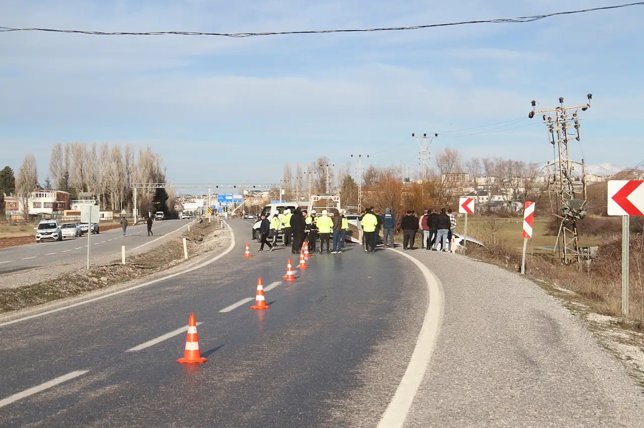 Konya'da korkutan kaza: Otomobil elektrik direğine saplandı, 3 kişi yaralı