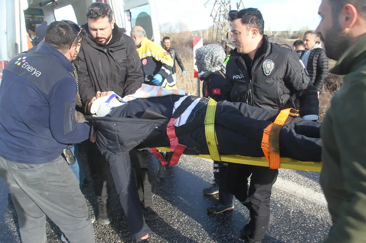 Konya'da korkutan kaza: Otomobil elektrik direğine saplandı, 3 kişi yaralı