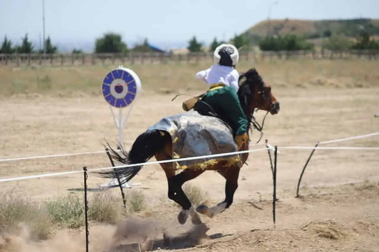Atlar şahlandı, oklar hedefe kilitlendi! Konya'da büyük mücadele