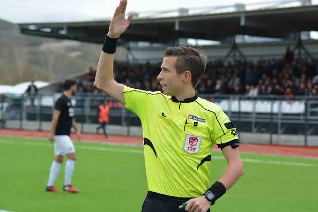 Adnan Deniz Kayatepe kimdir? Adnan Deniz Kayatepe Beşiktaş karnesi nasıl? Adnan Deniz Kayatepe hangi takımı tutuyor? Yönettiği maçlar neler?