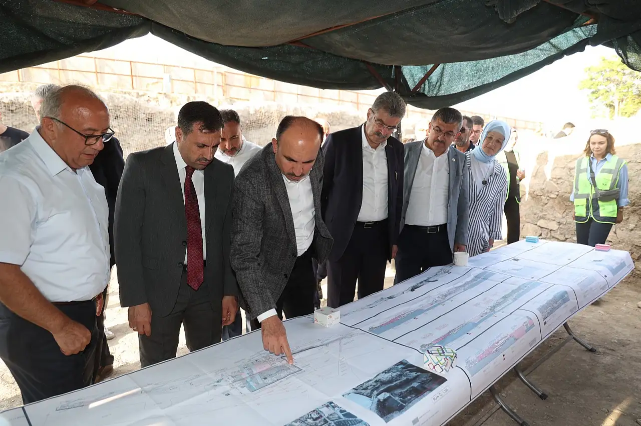 Başkan Altay ve AK Parti Heyeti Larende kazı çalışmalarını inceledi