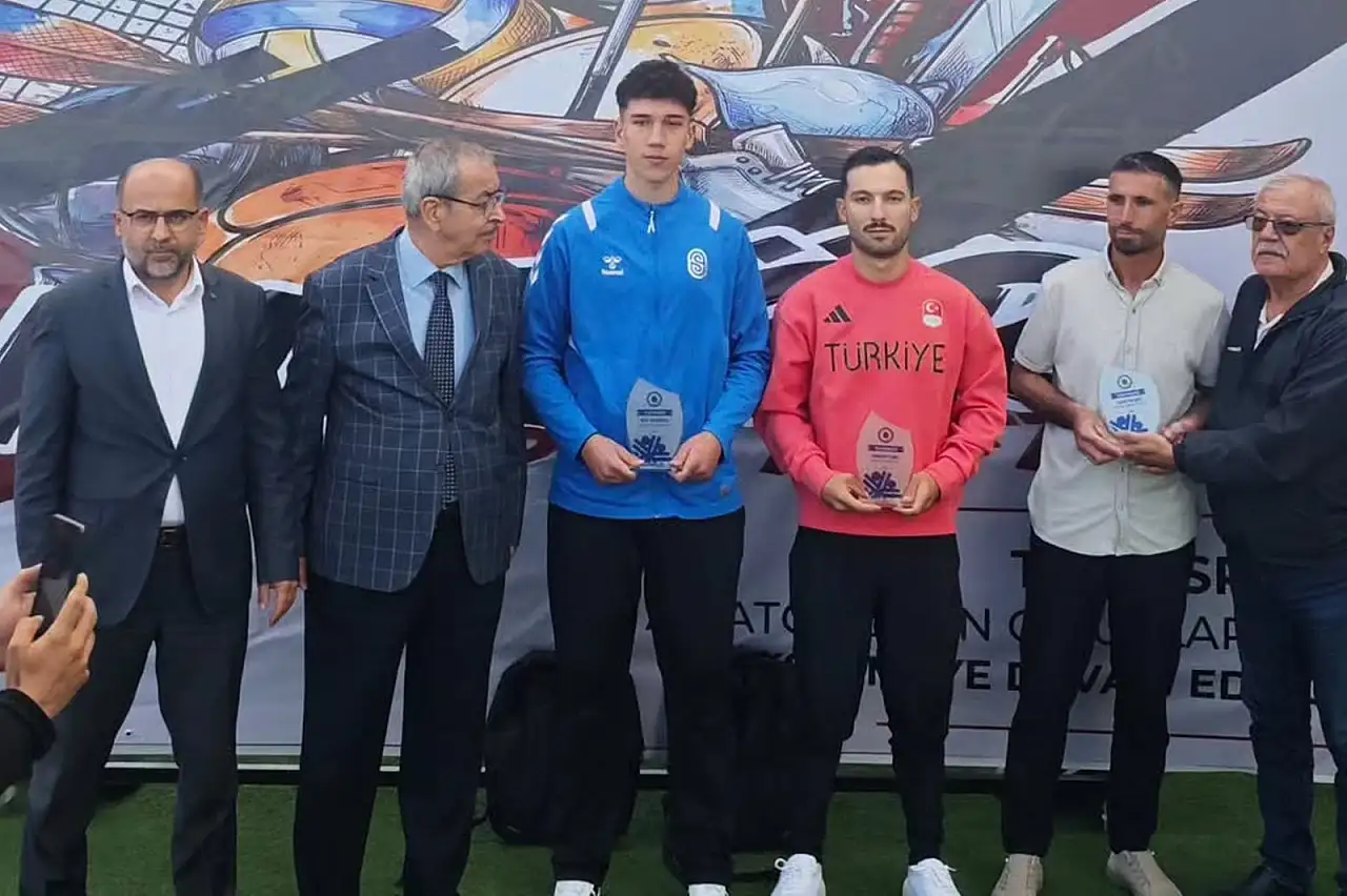 Konya Büyükşehir Belediyesporlu Ramazan Yılmaz'a 'Yılın Sporcusu' ödülü