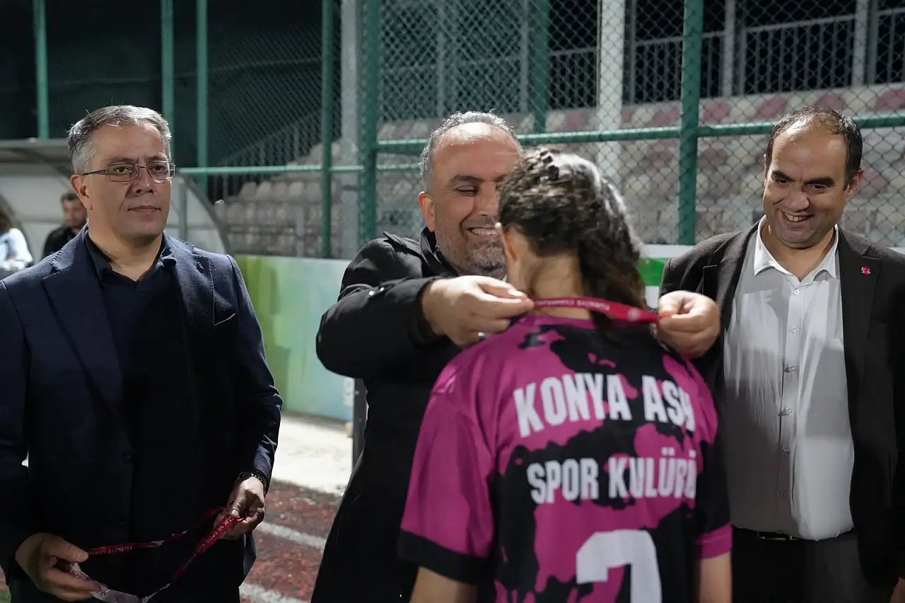 Konyasporlu Jevtovic kız çocukları için sahaya çıktı! Konya'da anlamlı buluşma