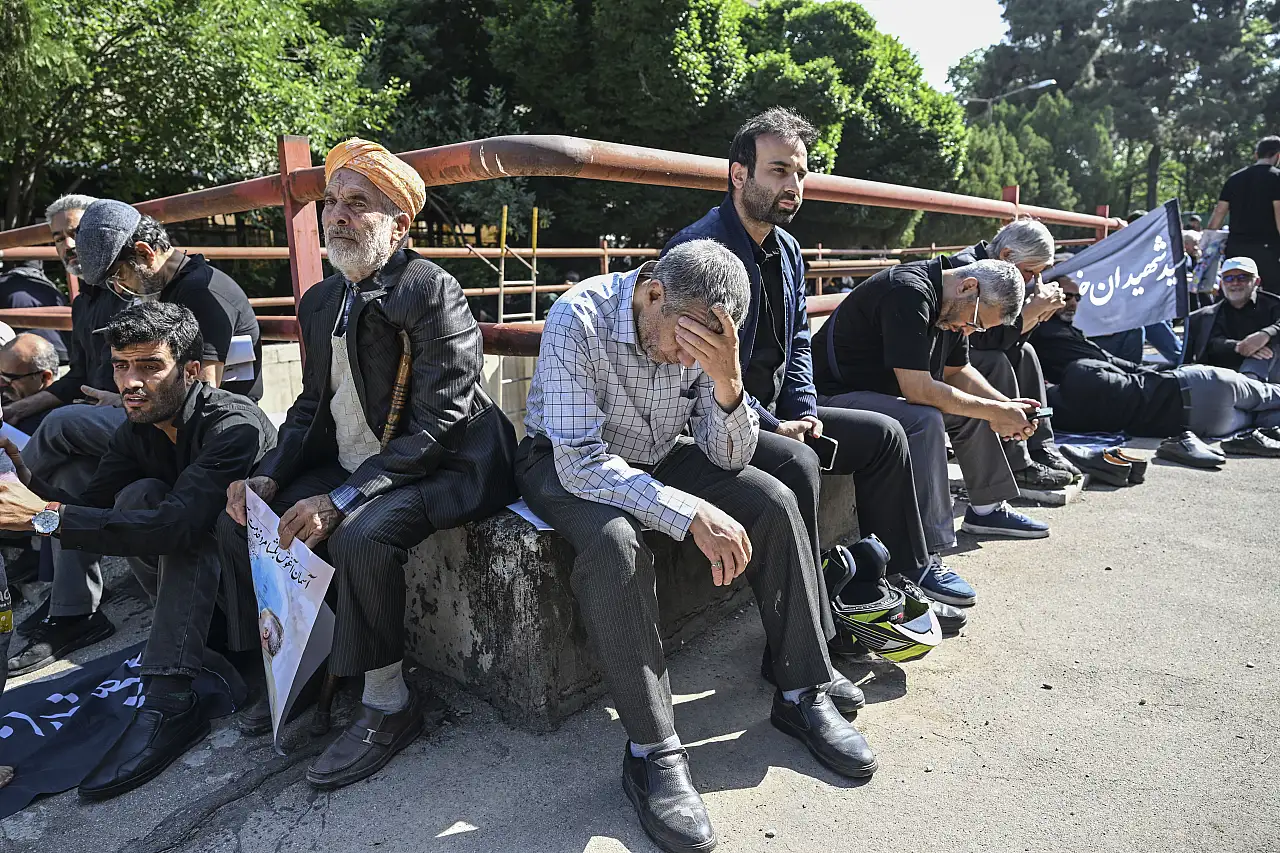 İran'da Helikopter Kazasında Hayatını Kaybeden Yetkililer İçin Cenaze Töreni Düzenlendi
