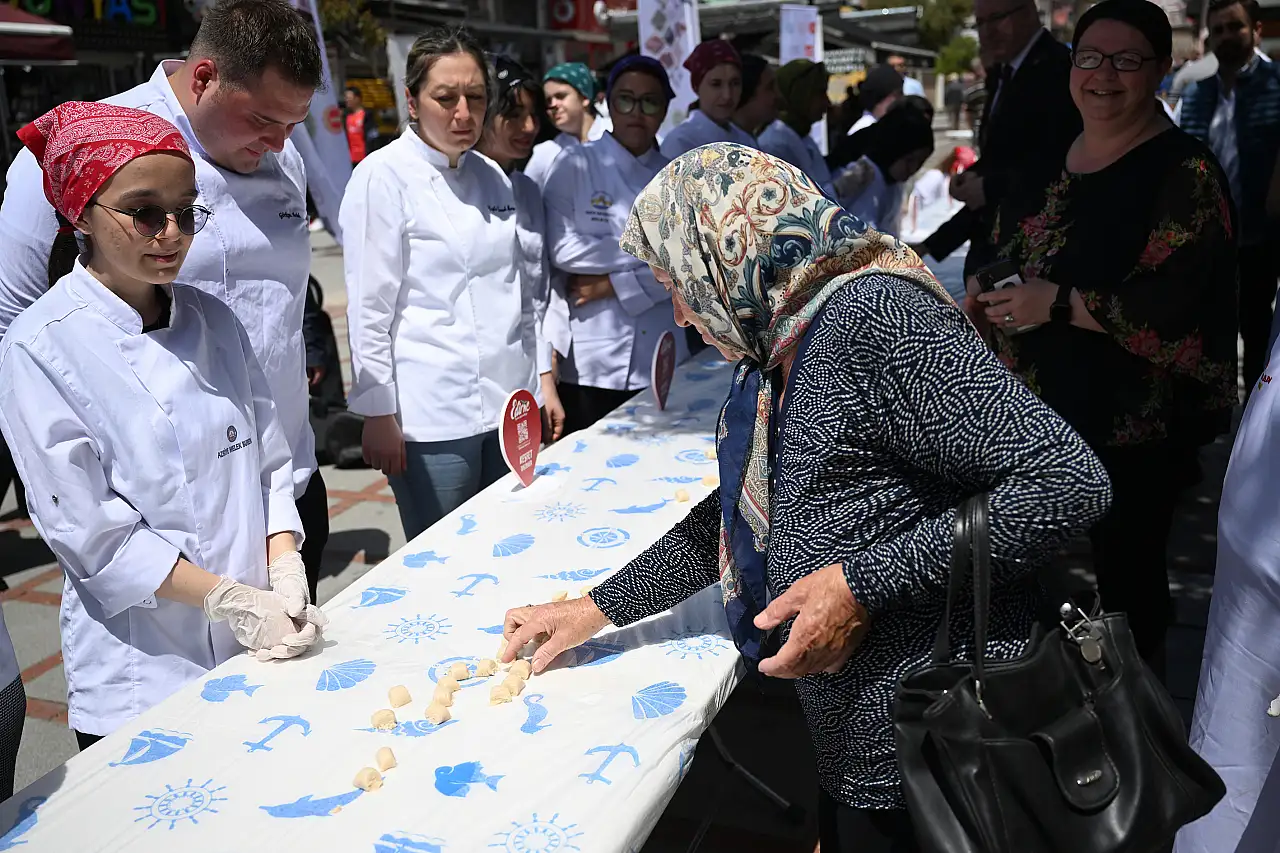 Edirne'de Türk Mutfağı Haftası coşkusu: 22 metre uzunluğunda badem ezmesi ikram edildi