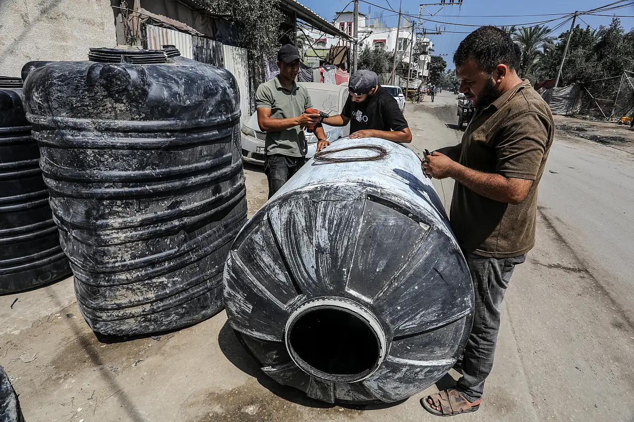 Filistinliler, kısıtlı imkanlarla su depolarını onarıyor