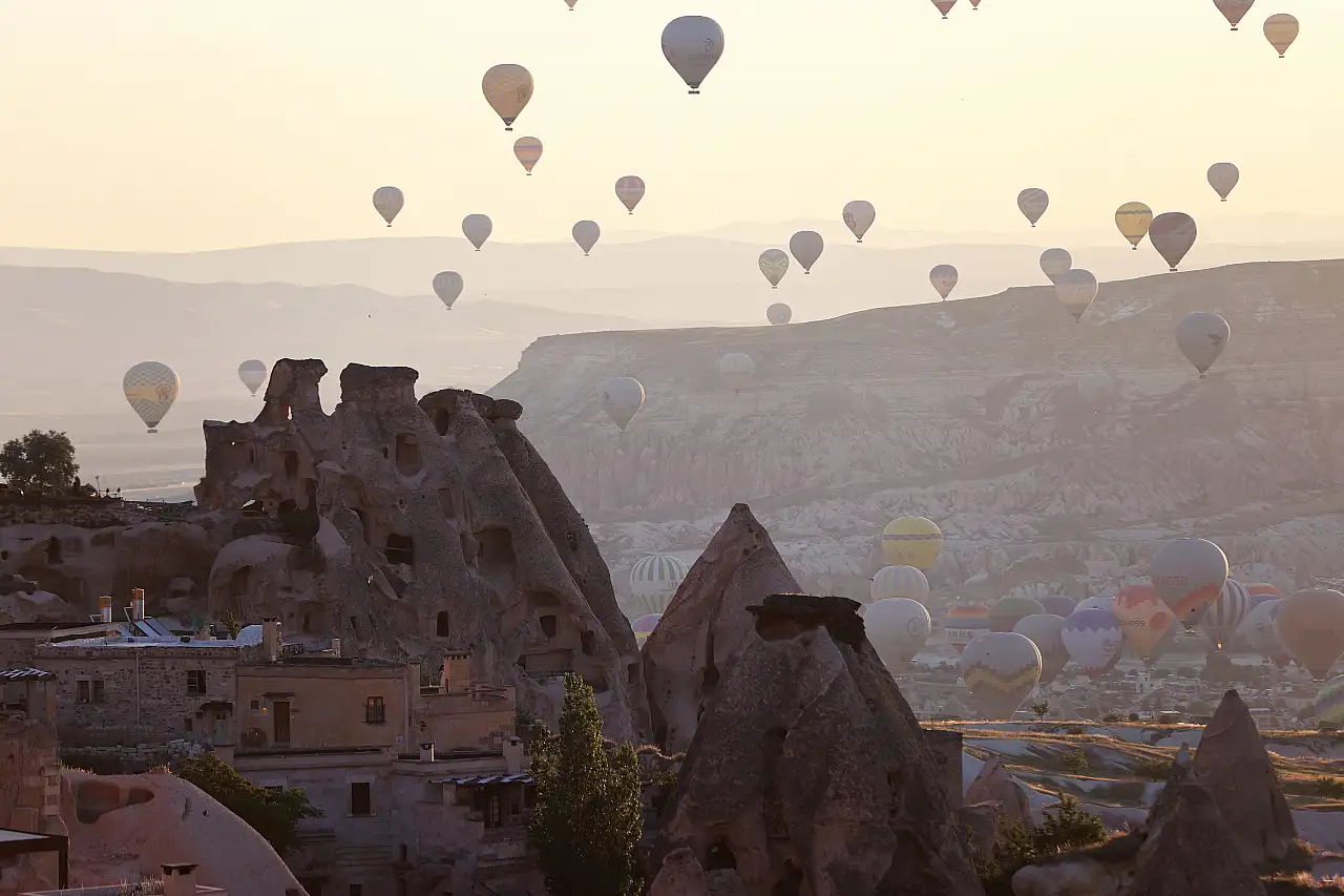 Kapadokya'da binlerce turist gökyüzüne çıktı