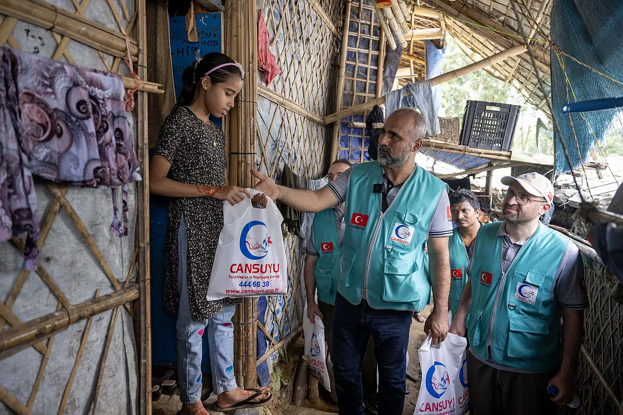 Bangladeş'teki Arakan mülteci kampında binlerce kişiye kurban eti dağıtıldı