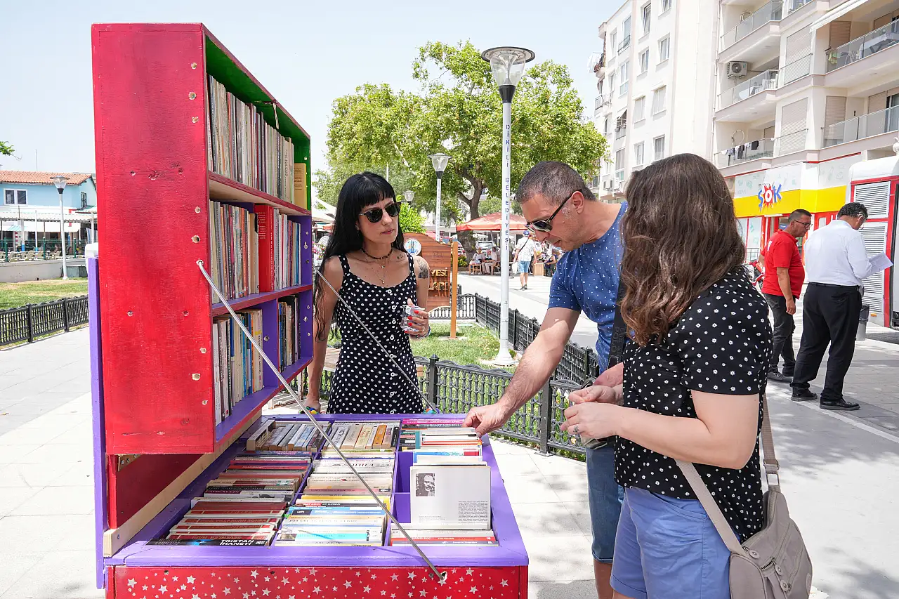 İzmir'in Dikili ilçesinde kitap sevgisi sokaklara taşınıyor