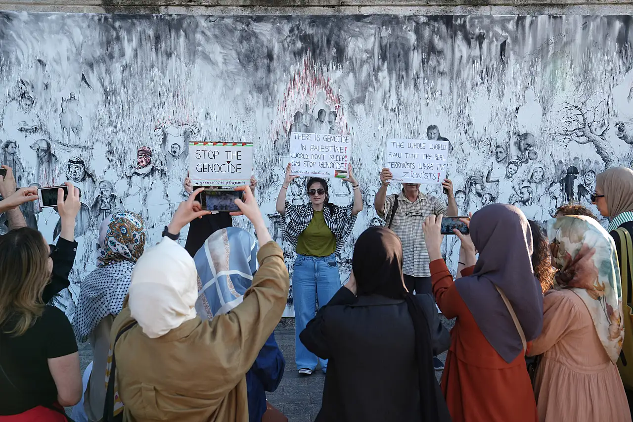 İstanbul'da Ressam Kasım Tan'ın Dev Boyutta Filistin Protestosu