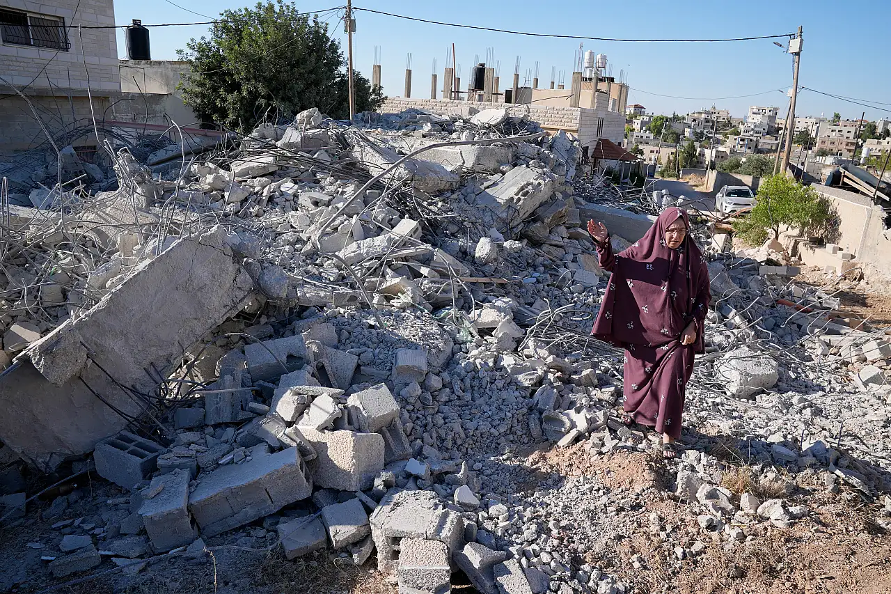 İsrail ordusu, Filistinli Ahmed Devabşe'nin evini yıktı