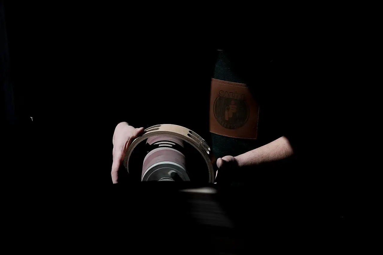 Dünyaca ünlü müzisyenlere özel enstrümanlar üretiyor