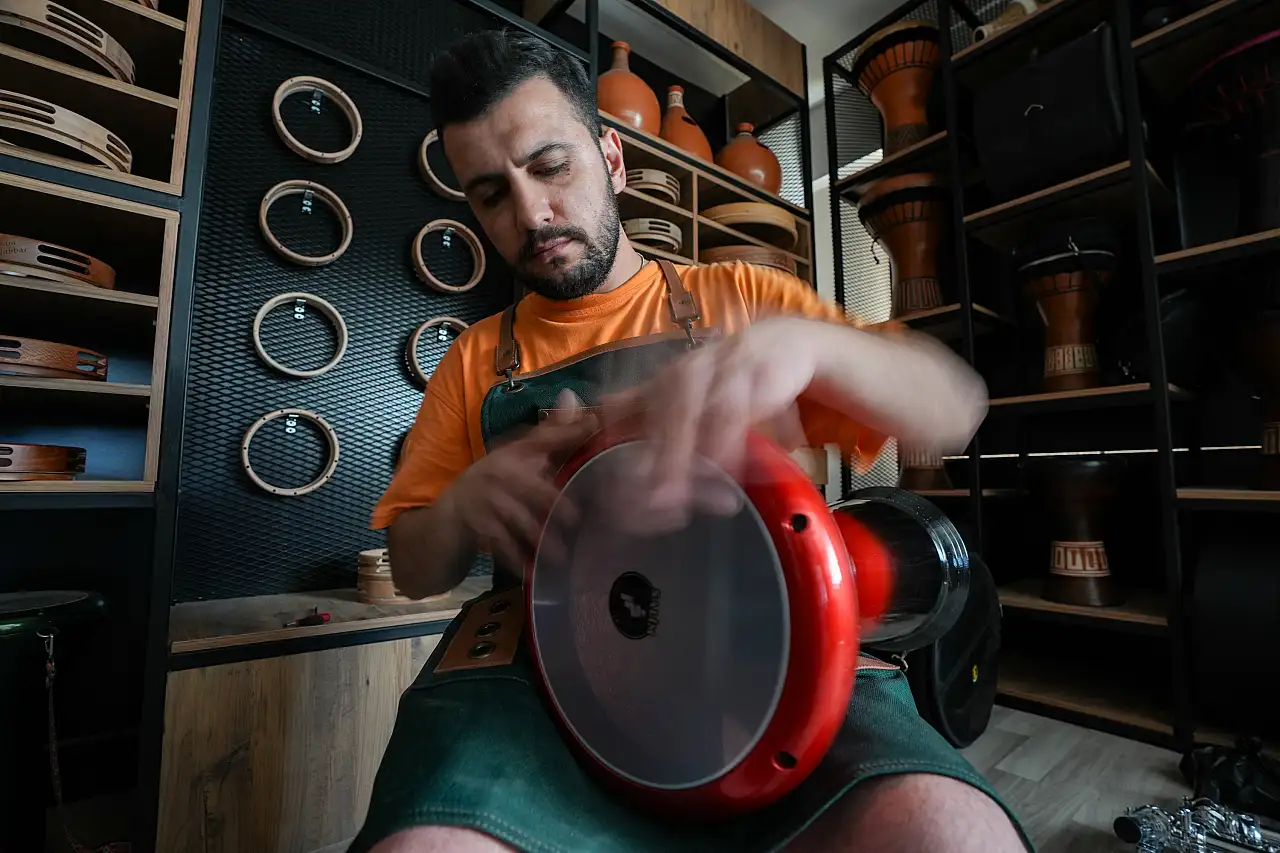 Dünyaca ünlü müzisyenlere özel enstrümanlar üretiyor