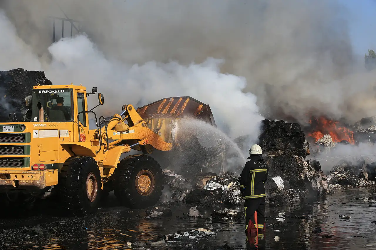 Keçe fabrikasında yangın çıktı, ortalık savaş alanına döndü