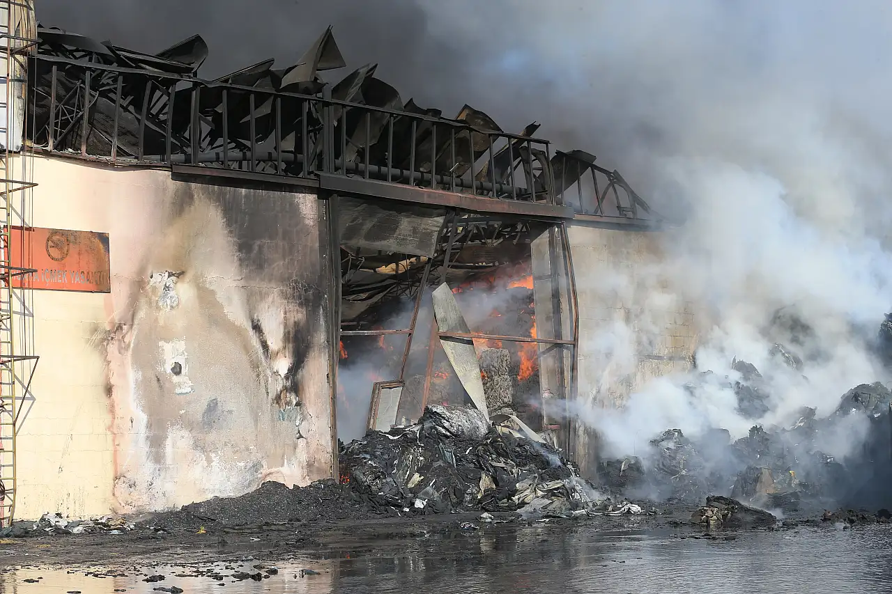Keçe fabrikasında yangın çıktı, ortalık savaş alanına döndü