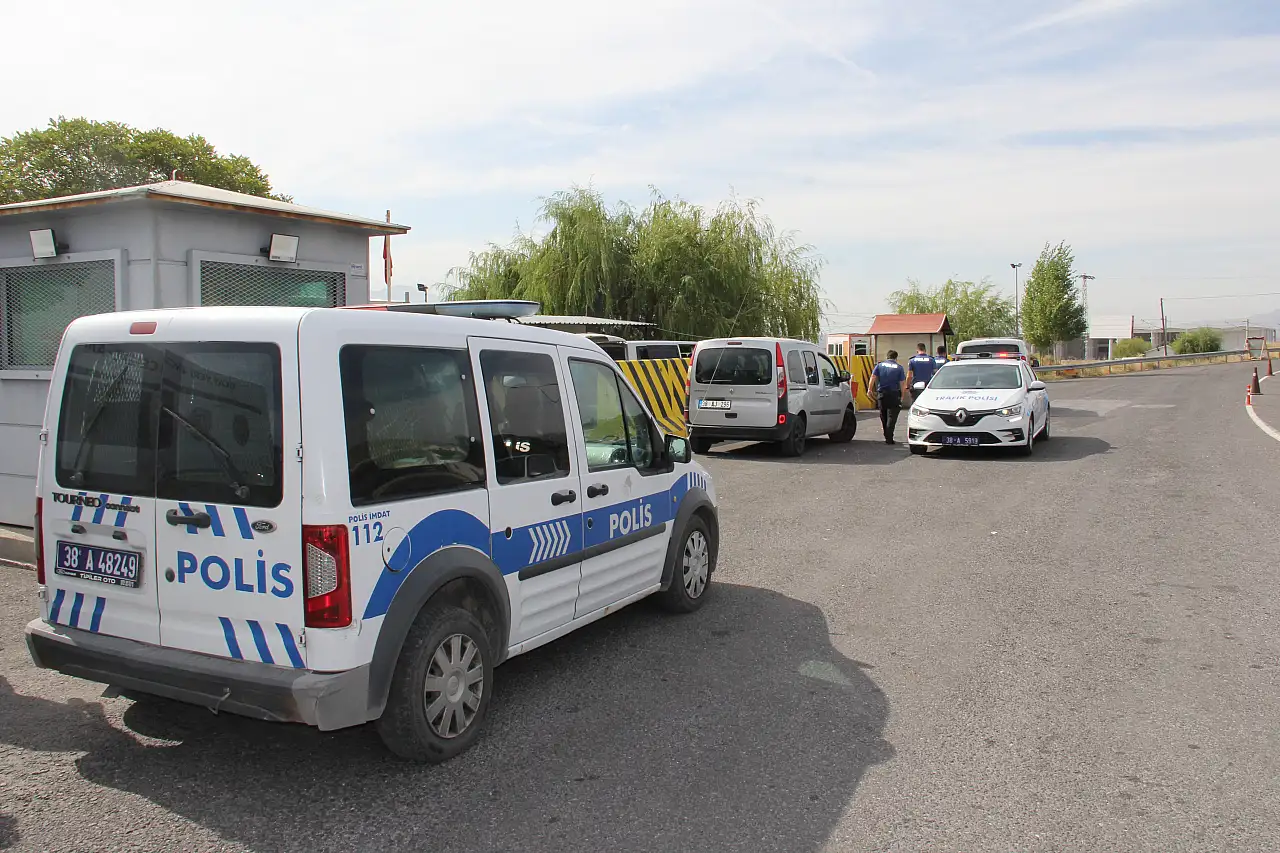 İçerisinde 2 çocuğun da bulunduğu araç kurşunlandı