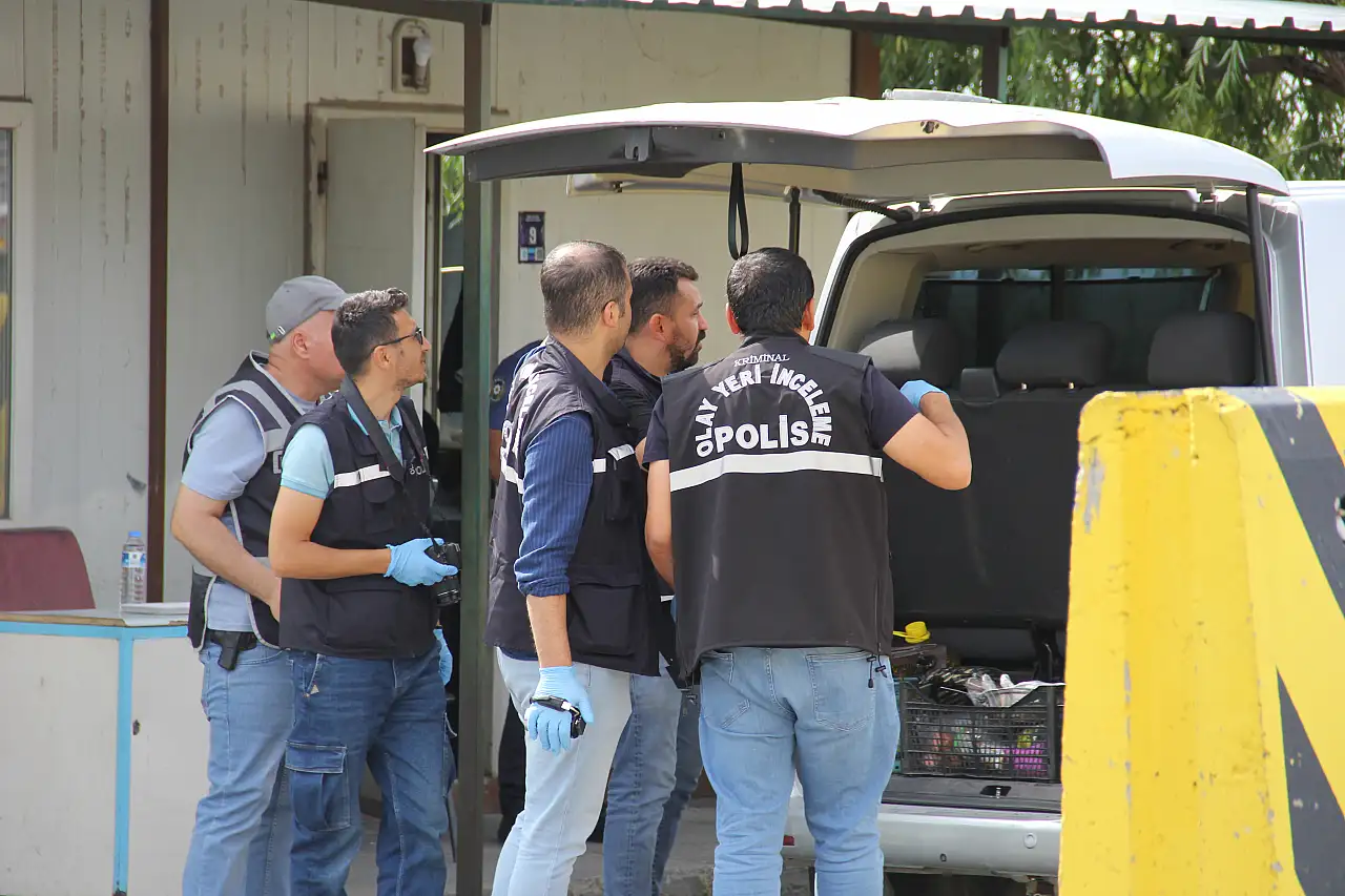 İçerisinde 2 çocuğun da bulunduğu araç kurşunlandı