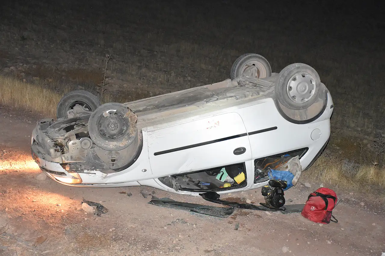 Otomobil şarampole düştü, takla attı