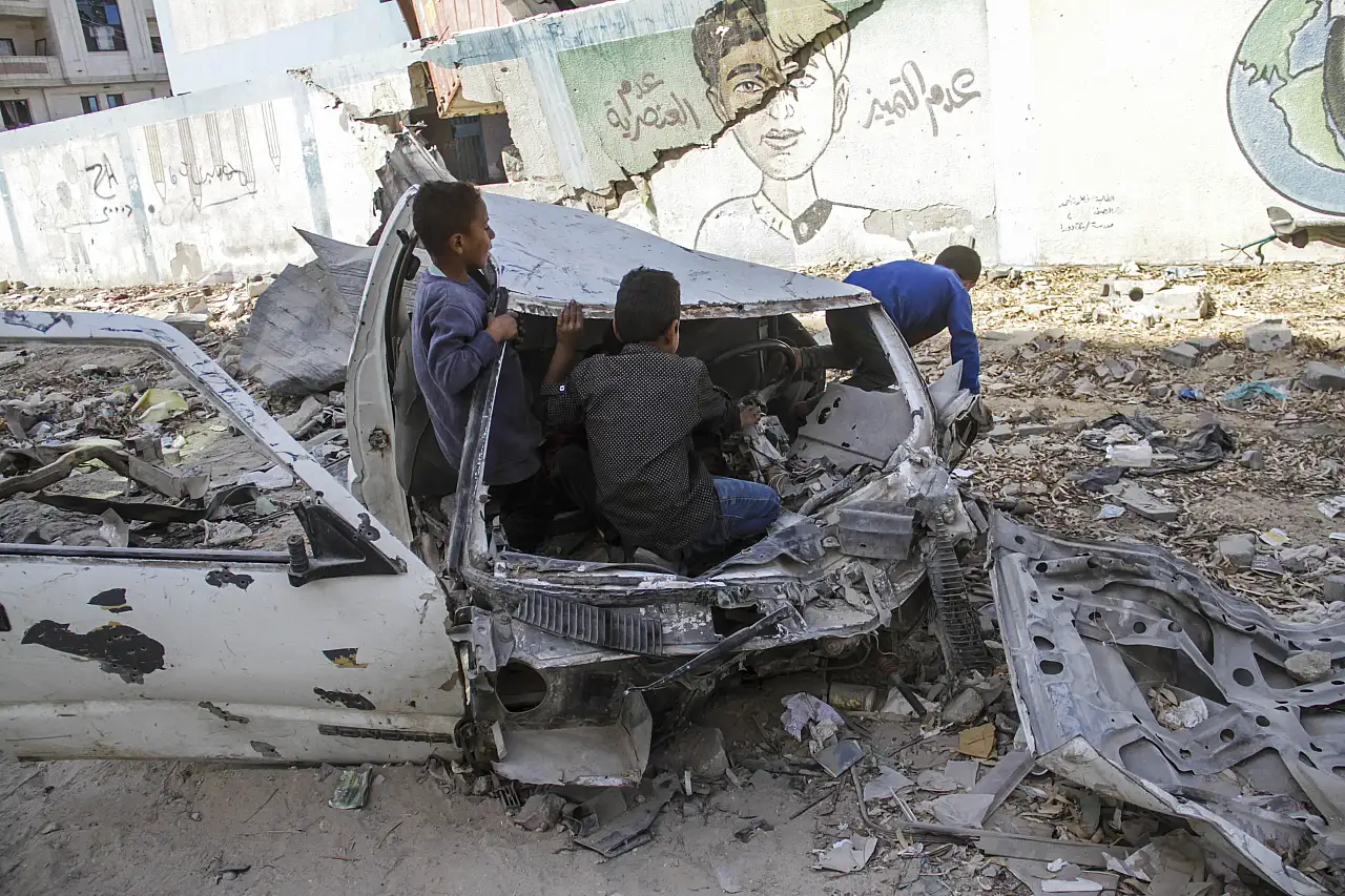 Gazze'de saldırılardan kaçan Filistinliler zor şartlarda hayatta kalma mücadelesi veriyor