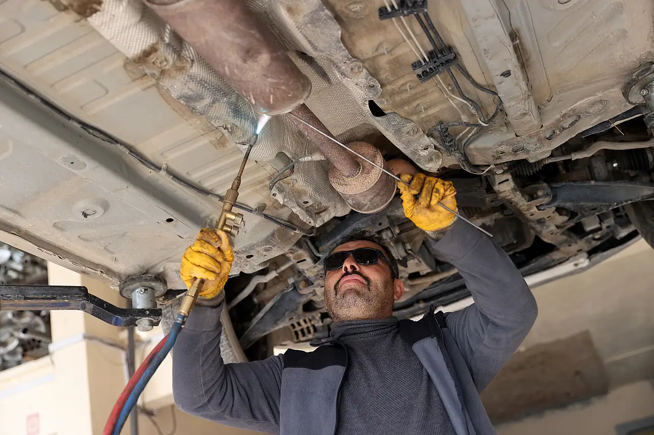 Konyalı egzoz tamircisi, ziyaretçilerinin fotoğraflarını çekerek albüm oluşturuyor