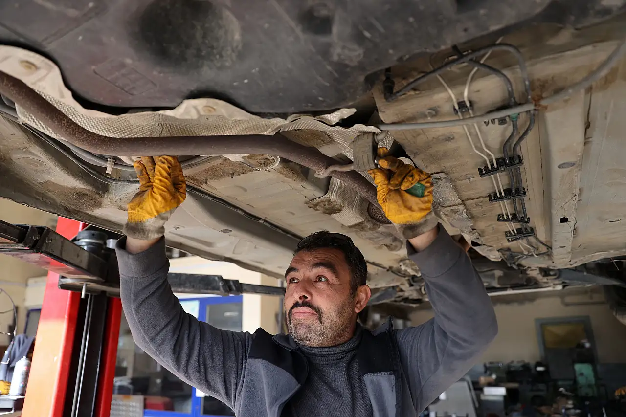 Konyalı egzoz tamircisi, ziyaretçilerinin fotoğraflarını çekerek albüm oluşturuyor