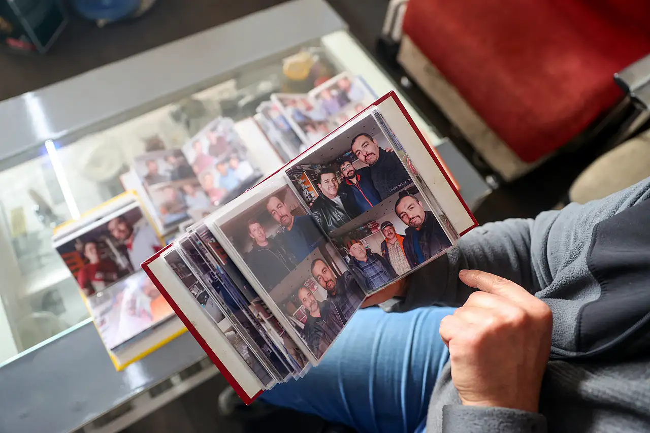 Konyalı egzoz tamircisi, ziyaretçilerinin fotoğraflarını çekerek albüm oluşturuyor