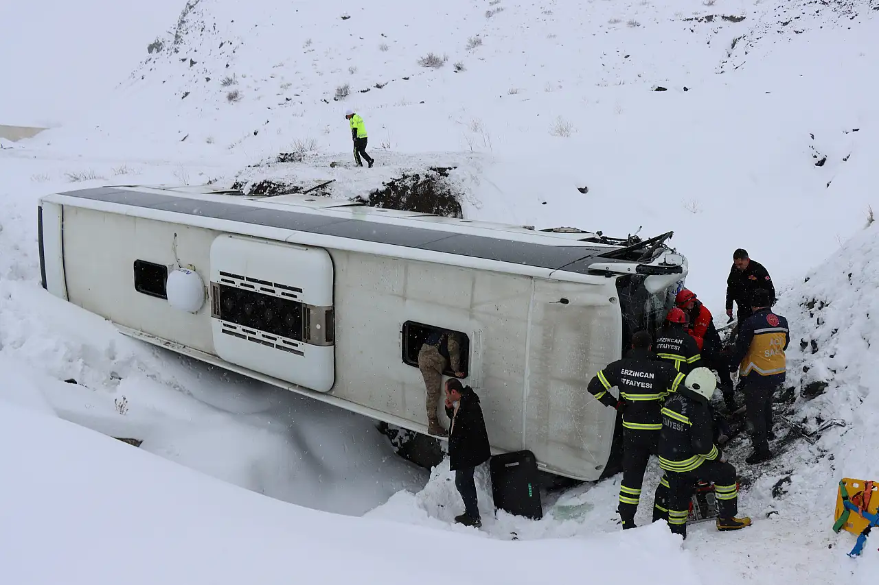 Yolcu otobüsü devrildi, 1'i ağır 27 kişi yaralandı: Vali konu hakkında konuştu