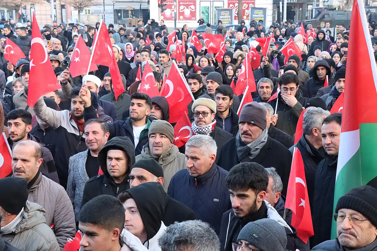 Gazze için bir araya gelen vatandaşlar sabah namazında buluşu