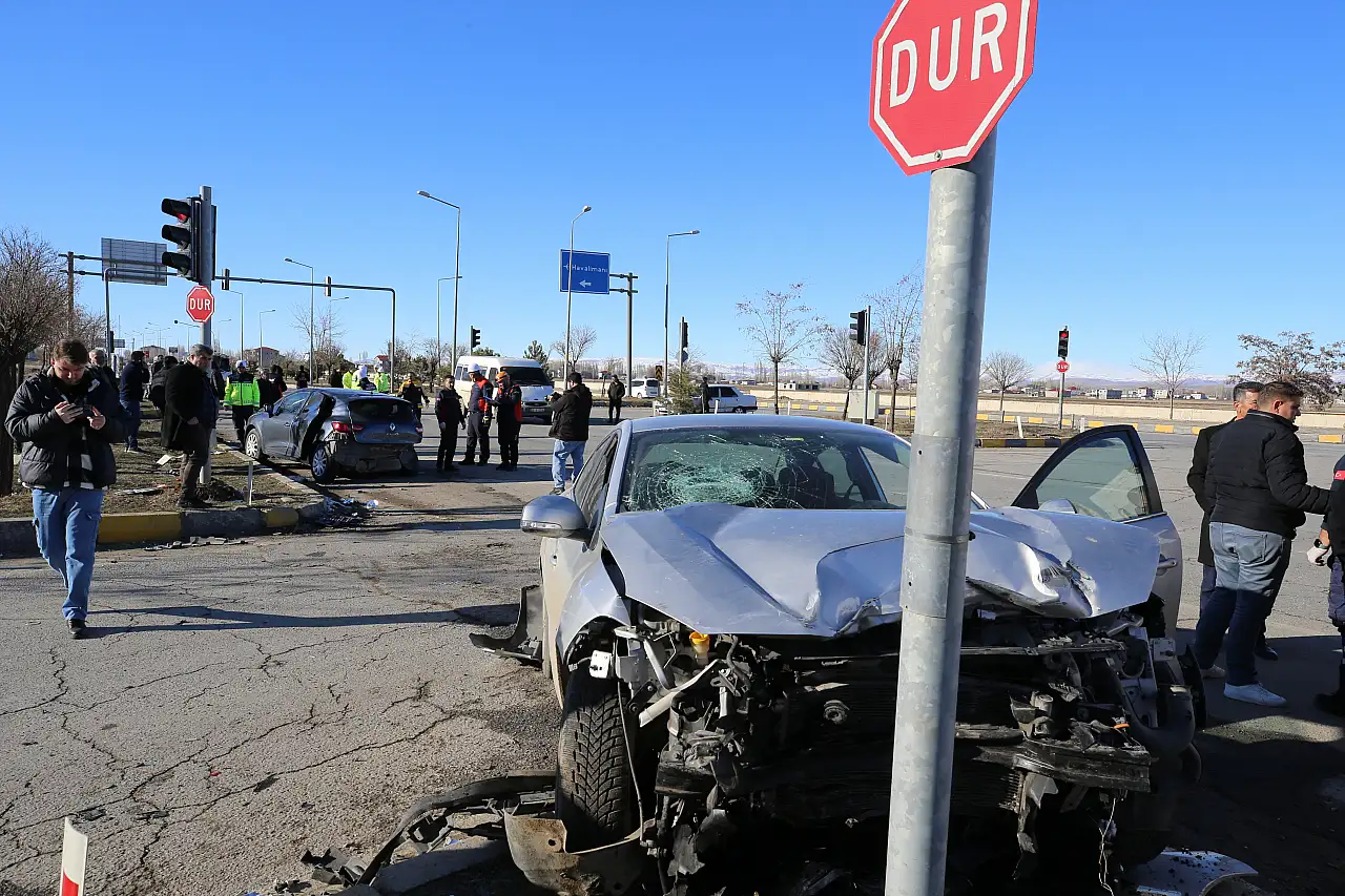 İki otomobil çarpıştı, 6 kişi yaralandı