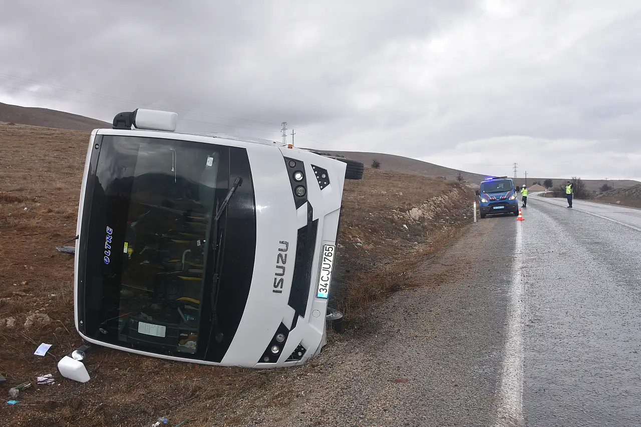 Tur midibüsü devrildi: 3 kişi yaralandı