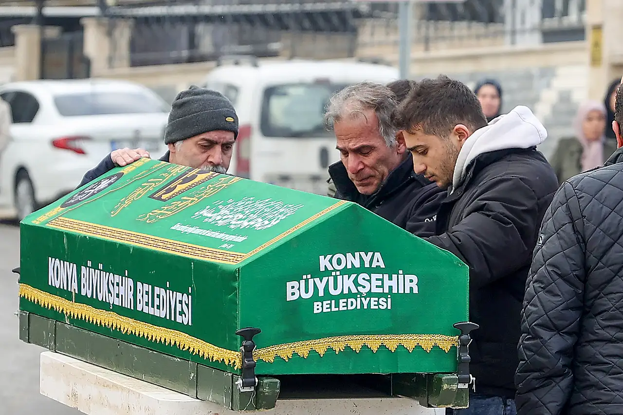 Otel yangınında hayatını kaybeden genç kız Konya'da son yolculuğuna uğurlandı